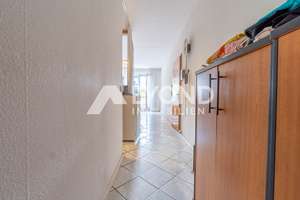 Komfortable 2-Zimmer-Wohnung mit Balkon – ideales Renovierungsobjekt für Anleger oder Eigennutzer – Die vollständige Adresse der Immobilie erhältst du vom Anbieter., 99887 Georgenthal/Thüringer Wald – Vorschaubild 2