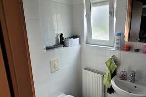 Diese Doppelhaushälfte wird mit Einbauküche und einem 5,50 m Schrank vermietet. – Duisburg – Vorschaubild 1
