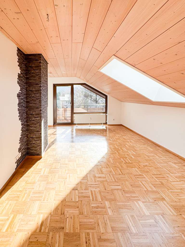 Immobilie in Allmersbach im Tal - Modernisierte 4-Zimmer-Dachgeschosswohnung mit Balkon & Stellplatz – sofort bezugsfrei - Bild 1