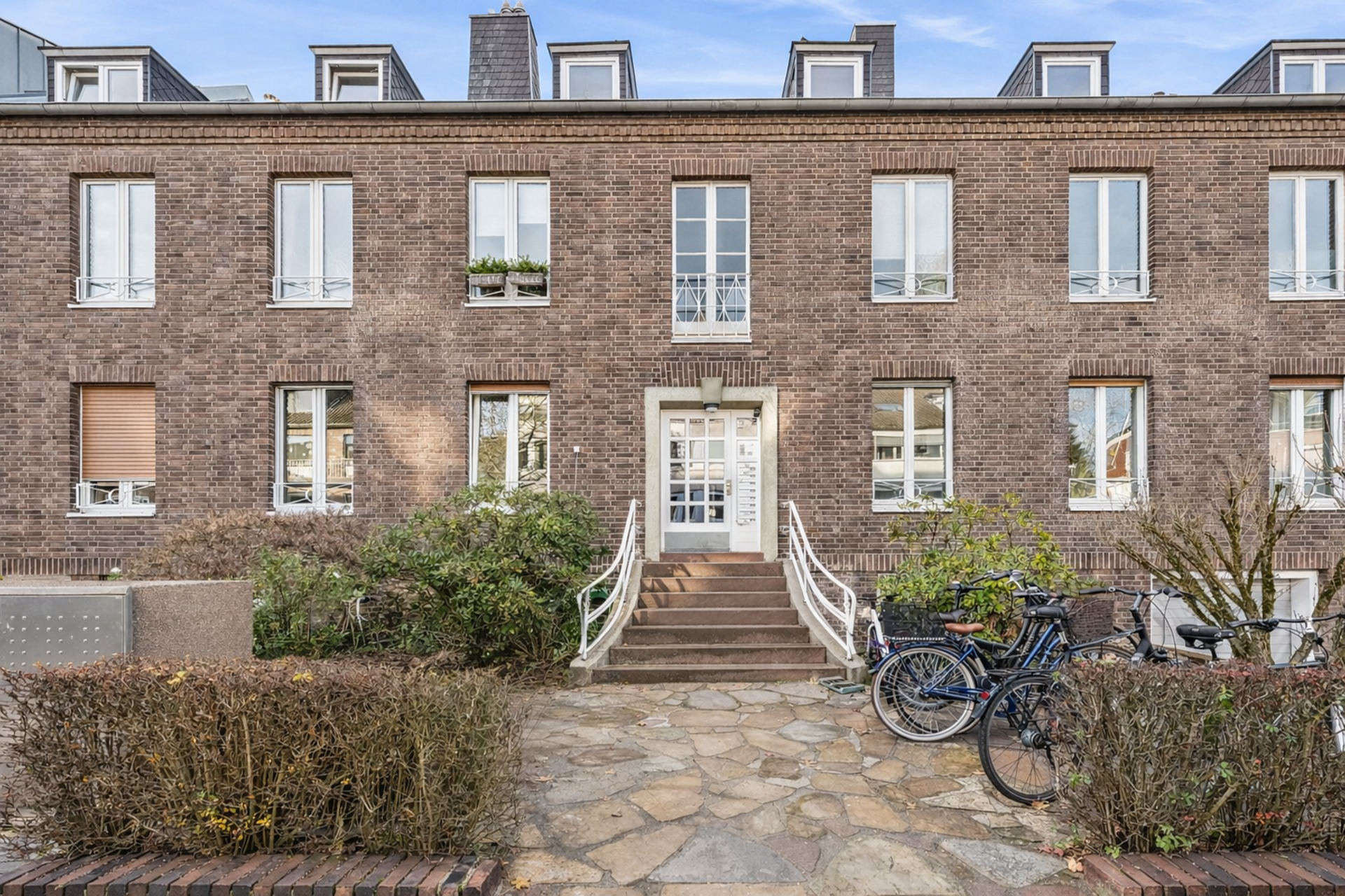 Exklusives Dachgeschoss-Ensemble in bester Lage von Düsseldorf-Niederkassel!, Düsseldorf – Bild 1