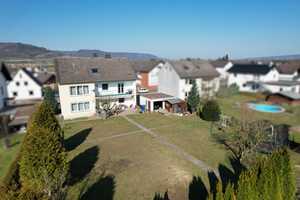 Zweifamilienhaus mit Doppelgarage in Beverungen-Amelunxen – Grubestraße 26, 37688 Höxter (Kreis) – Vorschaubild 1