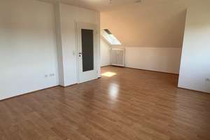Großzügige 3 Zimmer DG-Wohnung in ruhiger Lage