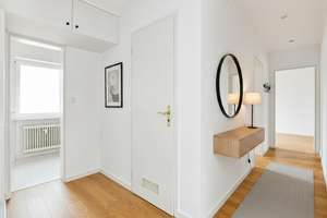 Nicht aufwendig zu renovieren: 3-Zimmer-Wohnung mit Balkon und eigenem Garagenplatz – Die vollständige Adresse der Immobilie erhältst du vom Anbieter., 80939 Freimann, München – Vorschaubild 12