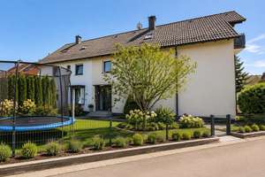 Viel Platz & Potenzial: Zwei- bis Dreifamilienhaus mit großem Garten – Die vollständige Adresse der Immobilie erhältst du vom Anbieter., 89079 Einsingen, Ulm – Vorschaubild 3