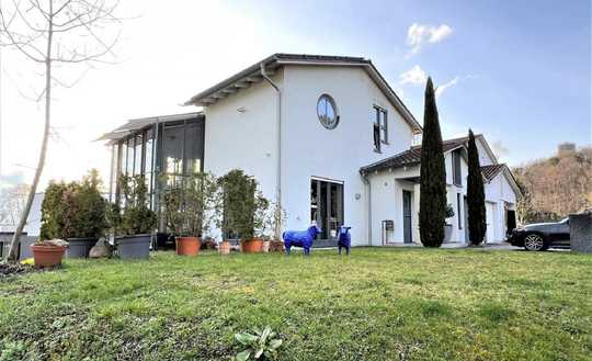 Extravagante, individuelle Architektenvilla mit separater ELW in exponierter Panoramawohnlage