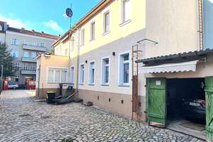 Zweifamilienhaus mit 2x 90 m² Wohnungen, 7 Zimmer, 4 Garagen, 6 Stellplätze, 696m² Grundstück