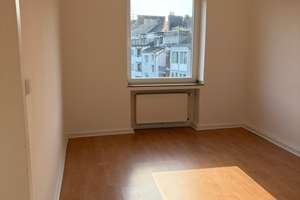 3-Zimmer-Wohnung mit Küche in zentraler Lage und Parkplatz