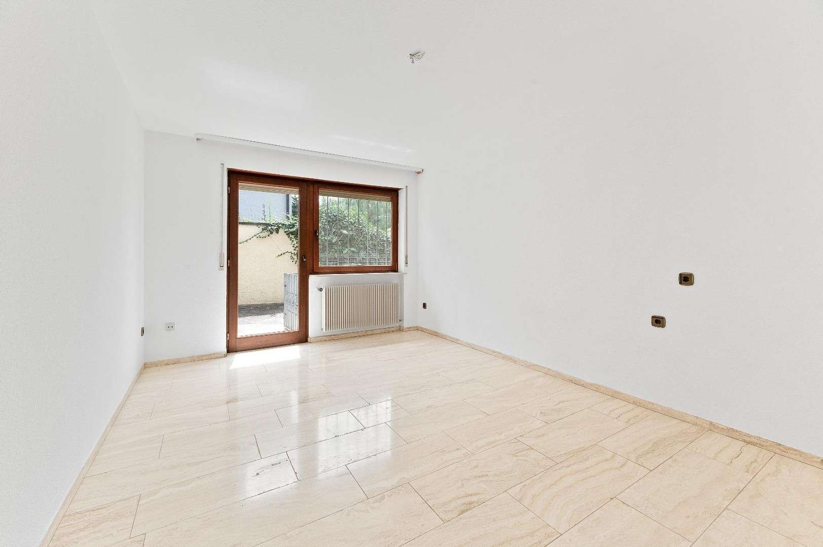 Immobilie in Bönnigheim - Repräsentatives 2-Familienhaus mit Ausbaupotential in begehrter Wohnlage - Bild 11