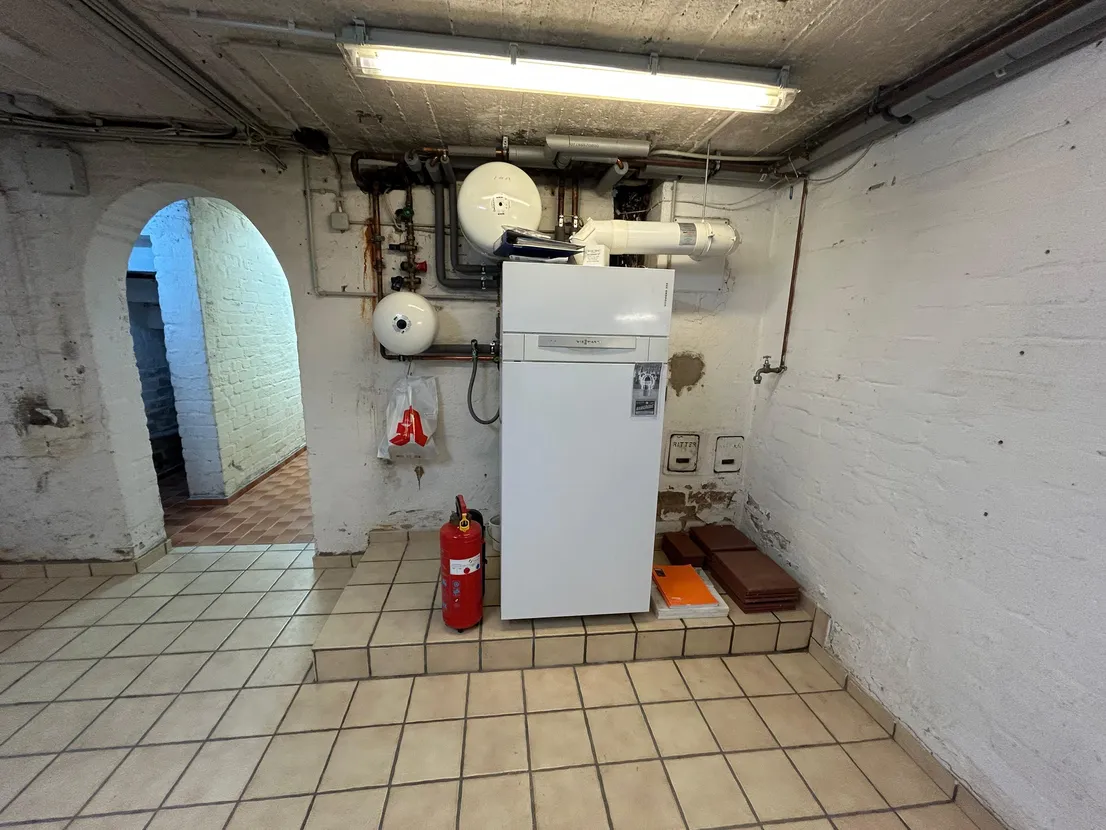 Gemütliches Reihenendhaus mit XL-Dachterrasse, Terrasse, Garten und zwei Garagen – Heizung