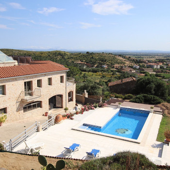LUXUSVILLA MIT TOURISTENLIZENZ, 9 KM VOM MEER ENTFERNT