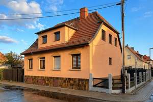 Familienidyll in Stadtnähe: Einfamilienhaus mit Garten und Garage