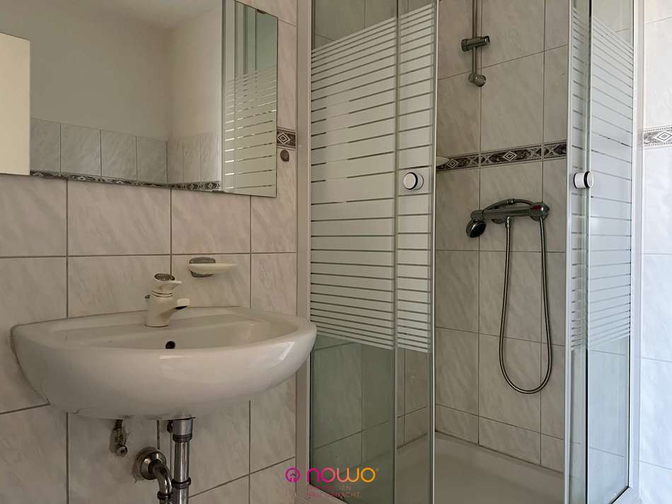 Das Badezimmer mit Dusche...
