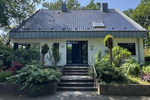 Freistehendes Einfamilienhaus mit parkähnlichem Garten
