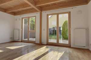 ROGERS: Helles Reihenhaus mit sichtbaren Holzbalken und Garten – Fürstenfeldbruck (Kreis) – Vorschaubild 1