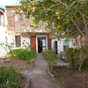 Dorfhaus mit Garten und Garage in Llubi