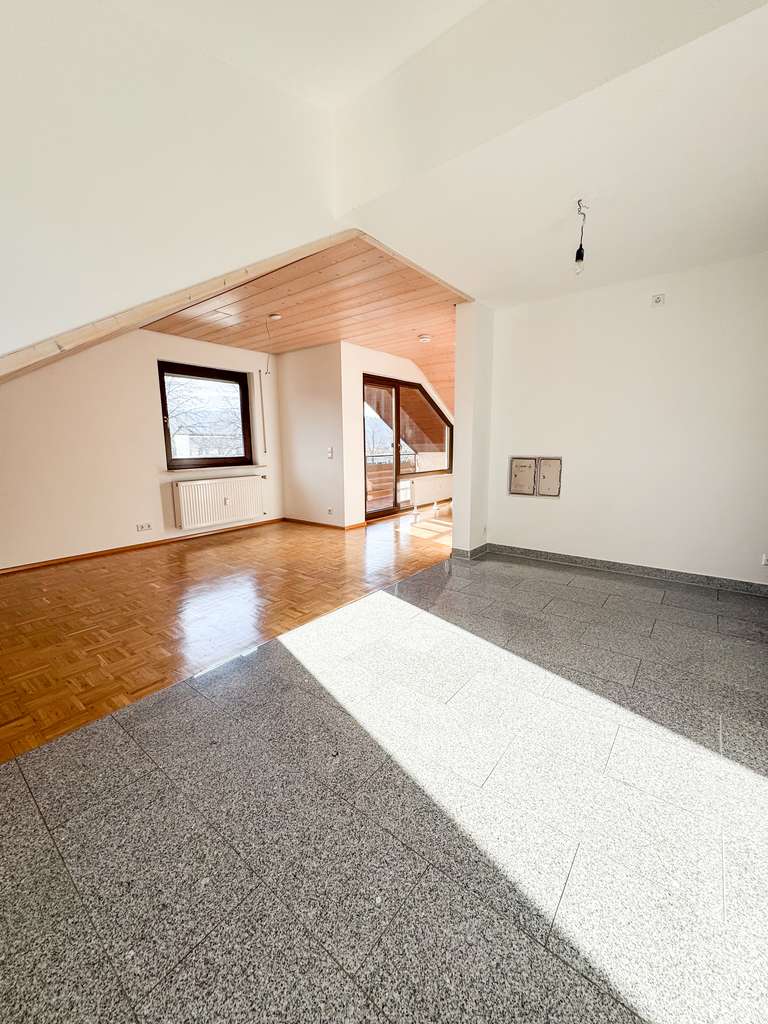 Immobilie in Allmersbach im Tal - Modernisierte 4-Zimmer-Dachgeschosswohnung mit Balkon & Stellplatz – sofort bezugsfrei - Bild 3