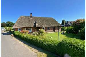 Husum 10 Autominuten: Reetdachkate mit Potential mit Südgarten u Gar. in schöner ruhiger Dorflage ! – Die vollständige Adresse der Immobilie erhältst du vom Anbieter., 25873 Rantrum – Vorschaubild 2
