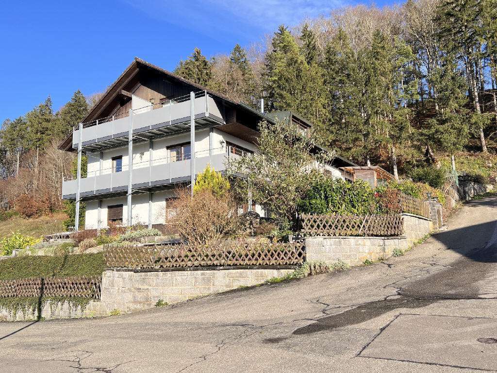 Immobilie in Bonndorf im Schwarzwald - TOP Wohnung-/Ferienwohnung mit umlaufendem Balkon und einer tollen Aussichtslage - Bild 0