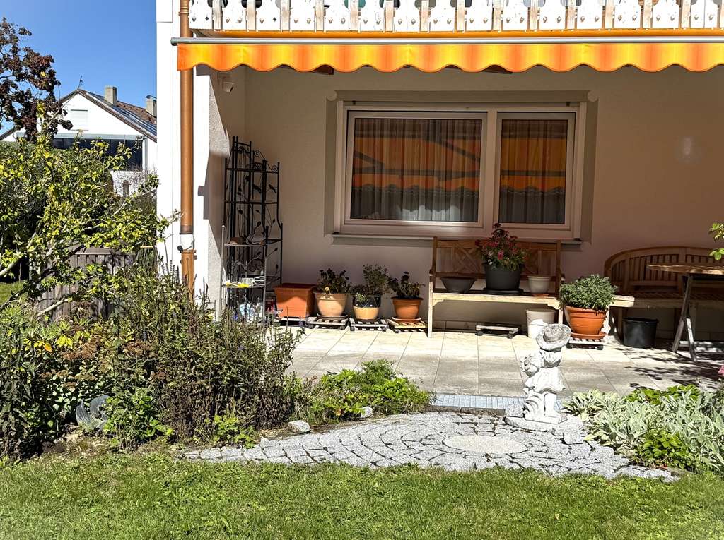 Immobilie in Bobingen - 4-ZKB-Wohnung im 2-Familienhaus mit großem Gartenanteil, Terrasse und Garage in Bobingen kaufen - Bild 0
