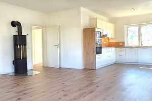Zentrum! Junger Bungalow, KfW 55 Energie mit Garage, Kaminofen, EBK. Kleines Grundstück… – Leer (Kreis) – Vorschaubild 2