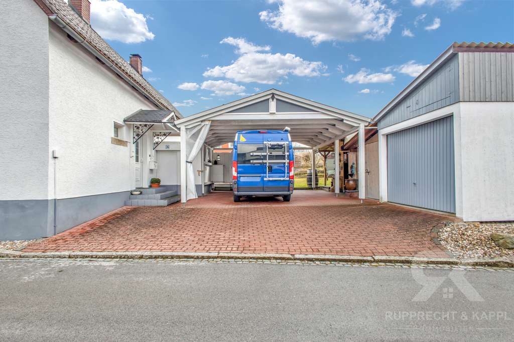 Immobilie in Püchersreuth - Mit Charme und Wohngefühl: Kleines und renoviertes Einfamilienhaus mit Garage und Carport bei NEW - Bild 0