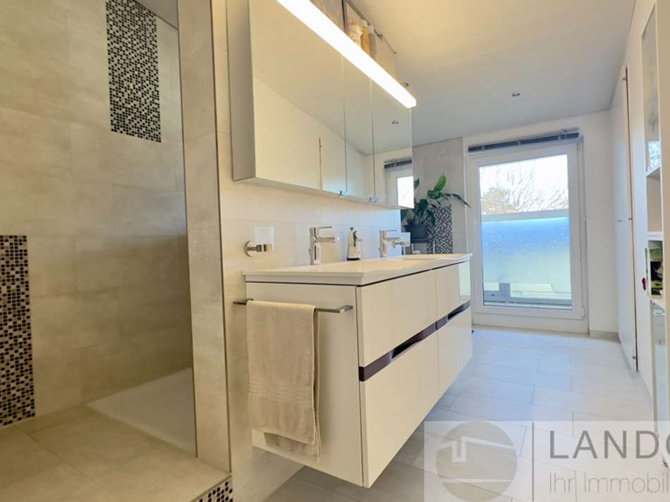 Badezimmer mit Dusche