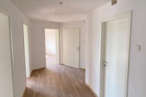 Helle renovierte 4-ZKB Wohnung in verkehrsgünstiger Lage