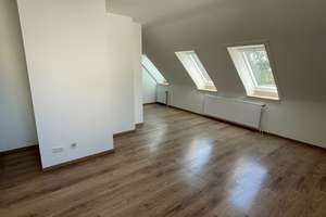 Helle und moderne Dachgeschloß-2-Zimmer Wohnung, 55 m², zentral gelegen auf der Altendorfer Straße