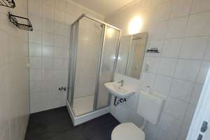 Ruhige Lage, kurze mit Platz für 2 Zahnbürsten im Bad - 2 Zimmer, Balkon & EBK – Wittenberger Straße 1A, 6123 Silberhöhe, Halle (Saale) – Vorschaubild 3