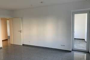 Frisch renovierte 3-Zimmer Wohnung mit Balkon, nahe FH und Köln Arcaden – Feldbergstraße 12, 51105 Köln – Vorschaubild 2