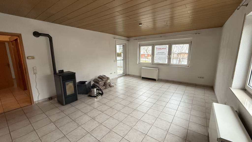 Immobilie in Vöhringen - Erdgeschosswohnung mit Terrasse, Gartenanteil & Garage – viel Potenzial in Vöhringen - Bild 0