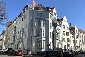 SÜDSTADT-BULT:
GROSSZÜGIGE 3-ZI-WOHNUNG
MIT WEST-BALKON UND HOCHWERTIGER EINBAUKÜCHE