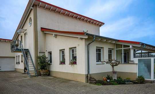 Gepfl. Wohnhaus mit zwei Etagen, traumhafte Lage, auch gewerblich nutzbar, aus Altersgründen zu verk