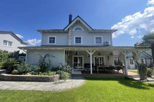 Traumhaus im New England Style in Feldrandlage von Bruchköbel – Die vollständige Adresse der Immobilie erhältst du vom Anbieter., 63486 Bruchköbel – Vorschaubild 1