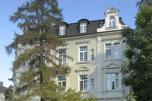 Westend: Helle 3-Zimmer-Altbauwohnung mit großem Süd-Balkon