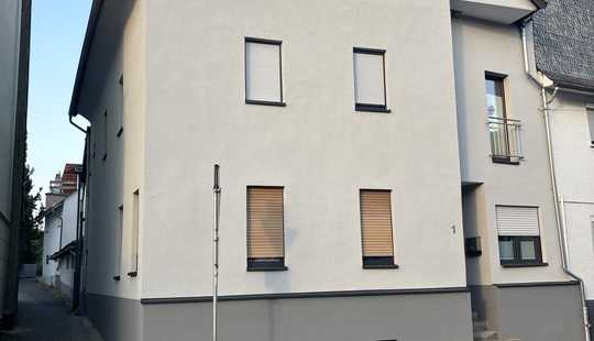 Bild von Einfamilienhaus mit Nebengebäude, Hof und Garage