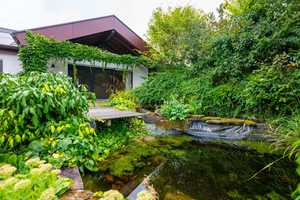Architektur trifft Lebensqualität! Bungalow-Rarität mit Wellnessbereich und Gartenidylle – Böblingen (Kreis) – Vorschaubild 1