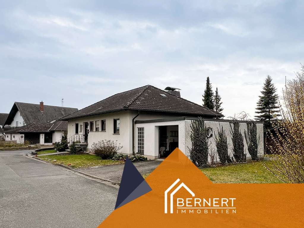 Immobilie in Marktgraitz - Großzügiger Bungalow mit Kachelofen, Wintergarten-Terrasse, Keller und viel Platz im Grünen - Bild 0