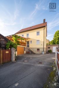 Einfamilienhaus mit großzügigen Nebengebäuden