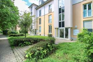 Bezugsfrei und barrierearm: 2-Zi.-WHG mit Terrasse und Stellplatz