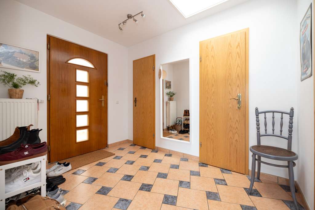 Immobilie in Deißlingen - Charmantes Eigenheim mit Terrasse, Kachelofen und sonnigem Garten - Bild 1