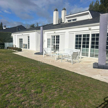 Einfamilienhaus Villa in ausgezeichnetem Zustand mit fünf Schlafzimmern zum Verkauf in der Urbanisat