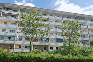 Frisch sanierte 2-Raum-Wohnung mit Loggia in Grünau
