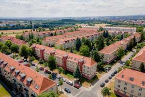Sofort bezugsfrei! 2-Raum-Apartment im DG mit Loggia, EBK und Wanne in perfekter Wohnlage!