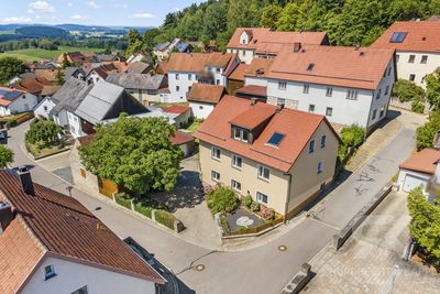 Vielseitiges MFH in Flossenbürg mit großem Garten - ideal für Kapitalanleger und Mehrgenerationen