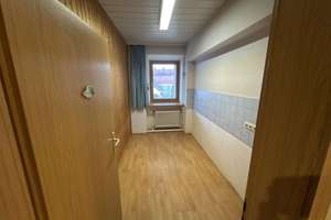 Repräsentatives Mehrfamilienhaus mit vielseitigen Nutzungsmöglichkeiten – Dr.-Gäch-Straße 2, 94374 Schwarzach – Vorschaubild 10