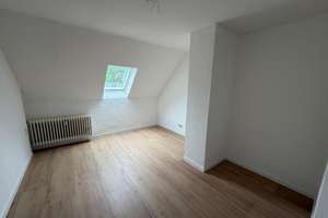 Frisch renovierte 3-Zimmer-Dachgeschosswohnung mit Badewanne – ab sofort bezugsfrei