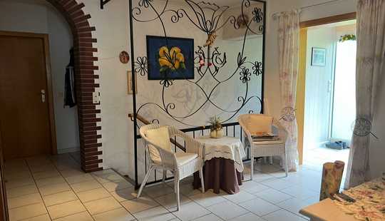 Bild von Einfamilienhaus mit einem großen Garten und 2 Garagen