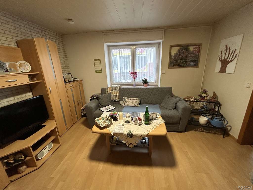 Immobilie in Merchweiler - Dreifamilienhaus mit angebautem Einfamilienhaus - Garten und 2 Garagen - Bild 2