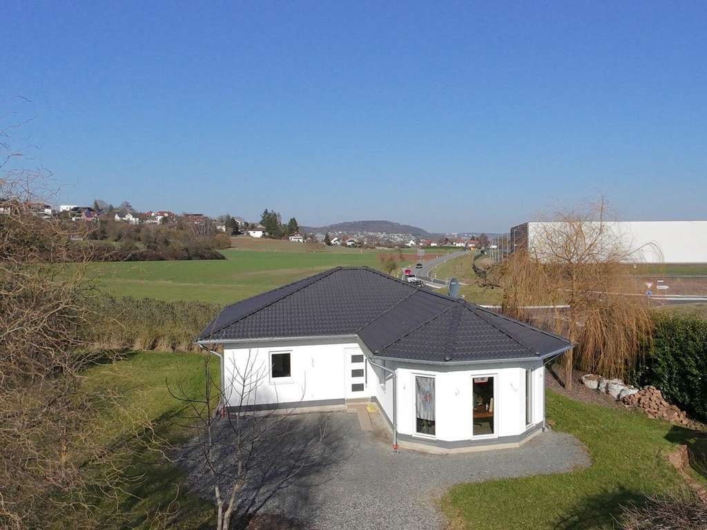 Immobilie in Weimar (Lahn) - Neuwertiger Bungalow mit Gartenfreiraum & moderner Wohnatmosphäre! - Bild 3